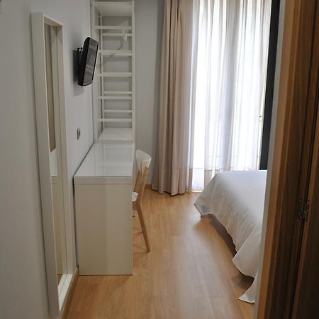 Hostal Universitat سيرفيرا المظهر الخارجي الصورة