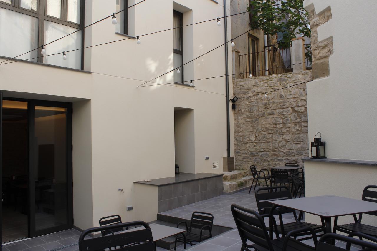 Hostal Universitat سيرفيرا المظهر الخارجي الصورة