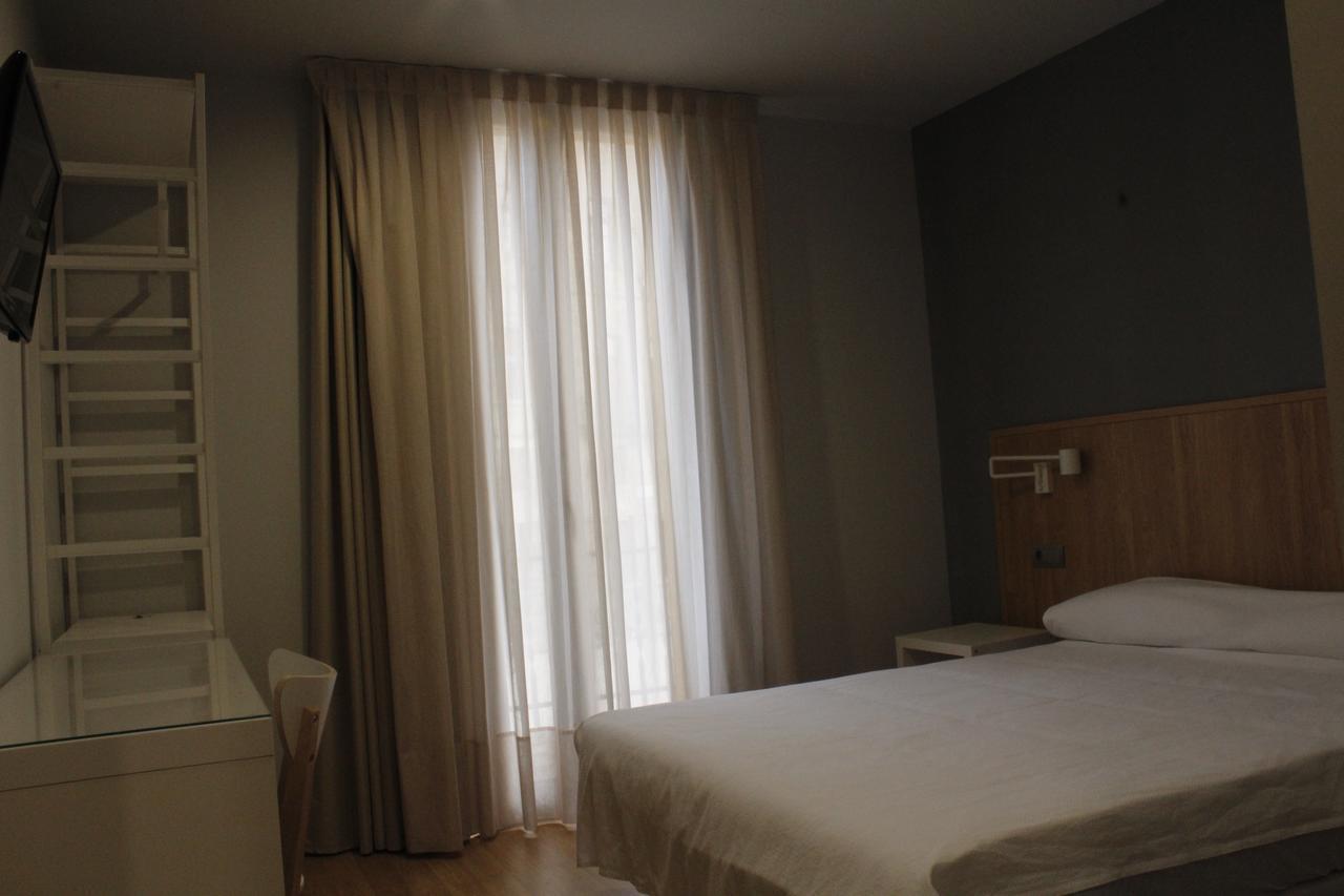 Hostal Universitat سيرفيرا المظهر الخارجي الصورة